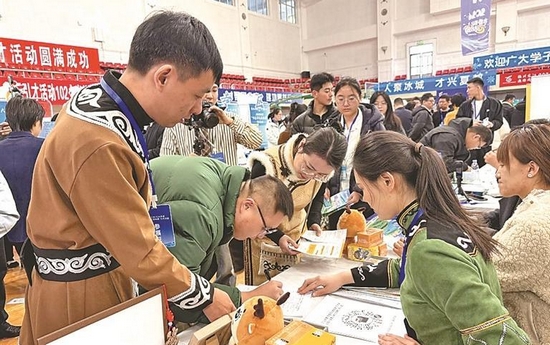 双鸭山市引才活动为学校充实年轻力量